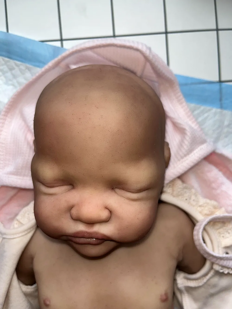 Bebê Reborn de Silicone  sólido - Cloe
