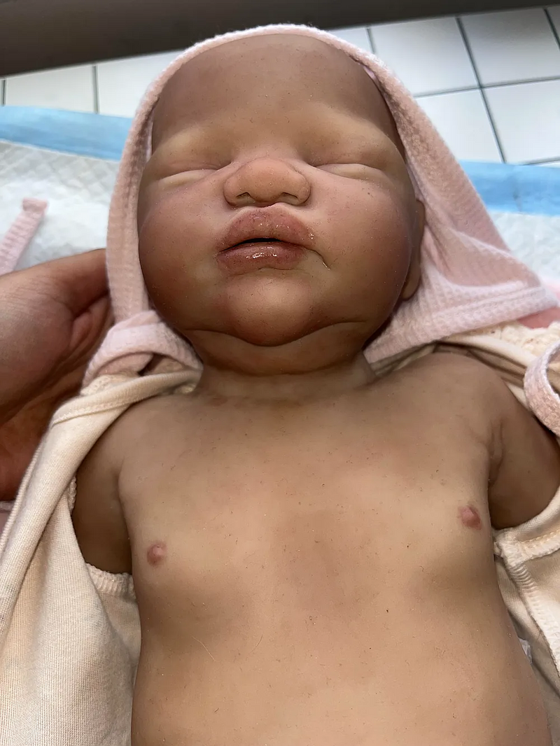 Bebê Reborn de Silicone  sólido - Cloe